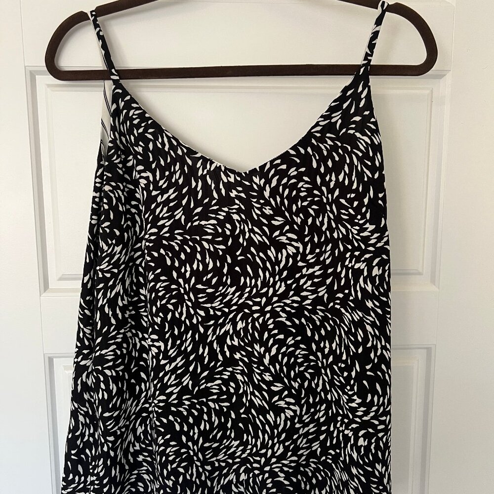 EUC - White House Black Market - Large - Reversible Black and White Tank Top